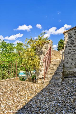 Nichée dans le charmant village de Pauligne, au cœur des vignobles du Pays Cathare, cette belle propriété de caractère datant des années 1800 offre une combinaison rare entre qualité de vie, charme et activité touristique.

D'environ 405 m² habitables, elle se prête aussi bien à un projet de vie familial avec revenus complémentaires qu'à la poursuite ou au développement d'une activité touristique.

Une véritable partie privative: 
- La partie habitation, d'environ 160 m², comprend une cuisine équipée avec arrière-cuisine, une salle à manger, un salon lumineux, ainsi qu'une terrasse privée offrant une belle vue sur les vignobles.
- L'espace nuit dispose de 3 chambres, une salle de bain et une salle d'eau.
- Un grenier aménageable d'environ 80 m² offre également un potentiel d'évolution selon les besoins et les projets du futur propriétaire.

Une activité touristique déjà en place, exploitée depuis plus de 10 ans, la propriété comprend :
- 4 chambres d'hôtes de charme de 18 à 25 m², dont 3 avec terrasse et kitchenette ;
- un gîte indépendant d'environ 50 m², avec terrasse privative ;
- une salle de détente et salle à manger d'environ 60 m², prolongée par une terrasse de 30 m² avec vue dégagée.

Cette configuration permet de conserver une véritable vie privée, tout en bénéficiant d'une activité touristique existante, à poursuivre ou à développer selon le projet de chacun.

Extérieurs et dépendances:
Implantée sur environ 1 500 m², la propriété bénéficie d'extérieurs agréables et soigneusement aménagés avec :
- une piscine récente au sel, chauffée par pompe à chaleur ;
- plusieurs espaces de terrasse ;
- un jardin arboré ;
- une belle vue sur les vignobles environnants.

Plusieurs dépendances complètent l'ensemble :
- garage / atelier de 100 m², 
- garage indépendant de 40 m²
- cave de 40 m² et deux citernes d'eau.

Un lieu de vie aux multiples possibilités. La configuration de la propriété permet d'envisager différents projets : résidence principale avec revenus complémentaires, maison familiale, poursuite de l'activité touristique ou développement progressif de l'hébergement. Le potentiel peut notamment être développé autour de la table d'hôtes, de l'œnotourisme, de séjours thématiques ou d'aménagements complémentaires, sous réserve des autorisations nécessaires.

Au cœur du Pays Cathare, située à proximité de Limoux et de Carcassonne, la propriété bénéficie d'un environnement privilégié entre vignobles, patrimoine, nature, gastronomie et activités de plein air.
Un bien rare pour ceux qui recherchent avant tout un lieu de vie de caractère, avec une activité touristique existante et un réel potentiel de développement.