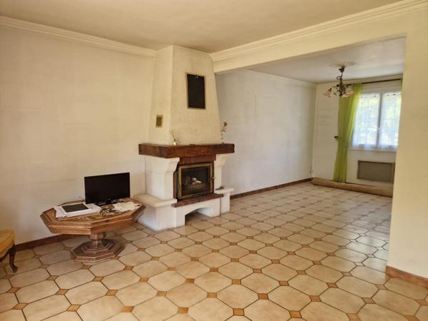 Très belle maison T5, dotée d'un jardin. Garages