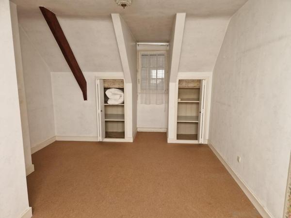 Très belle maison T5, dotée d'un jardin. Garages