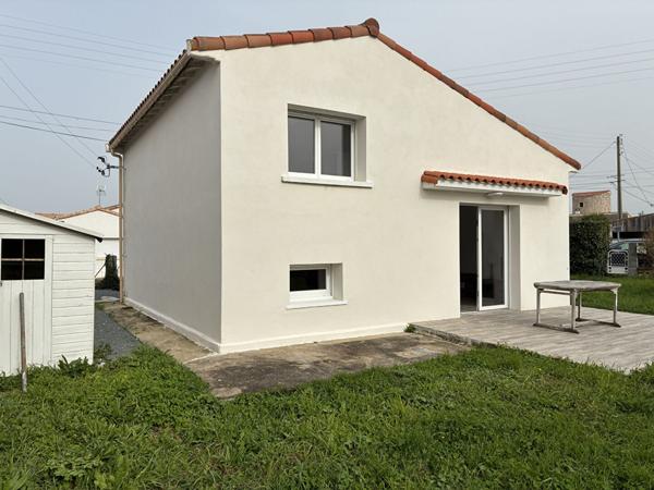 À louer à l'année - Maison meublée rénovée avec jardin
