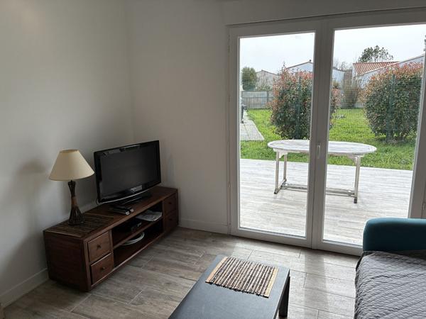 À louer à l'année - Maison meublée rénovée avec jardin