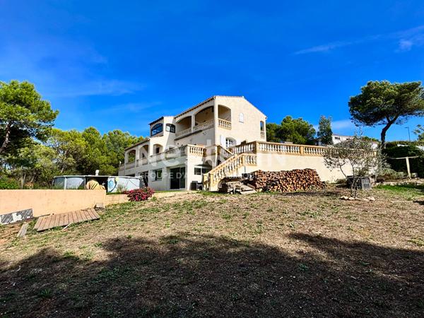 Maison composée de deux habitations (T5 140m² + T2 de 60m²) sur une parcelle de 4290m² dans un secteur prisé