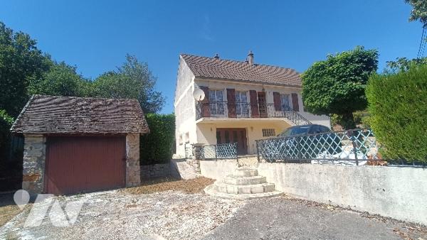 Lorrez-le-Bocage pavillon à rénover sur sous-sol total, 5 pièces, 2 garages,  817 m² de jardin clos.