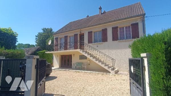 Lorrez-le-Bocage pavillon à rénover sur sous-sol total, 5 pièces, 2 garages,  817 m² de jardin clos.