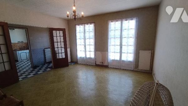 Lorrez-le-Bocage pavillon à rénover sur sous-sol total, 5 pièces, 2 garages,  817 m² de jardin clos.