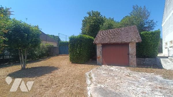Lorrez-le-Bocage pavillon à rénover sur sous-sol total, 5 pièces, 2 garages,  817 m² de jardin clos.