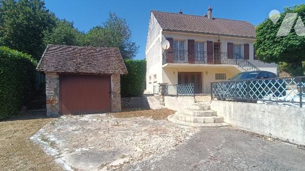Lorrez-le-Bocage pavillon à rénover sur sous-sol total, 5 pièces, 2 garages,  817 m² de jardin clos.