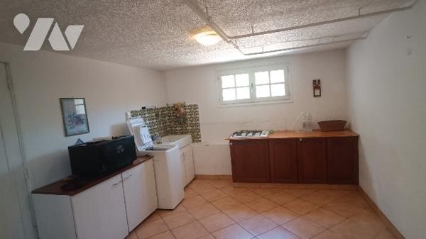 Lorrez-le-Bocage pavillon à rénover sur sous-sol total, 5 pièces, 2 garages,  817 m² de jardin clos.