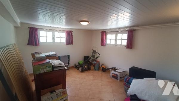 Lorrez-le-Bocage pavillon à rénover sur sous-sol total, 5 pièces, 2 garages,  817 m² de jardin clos.
