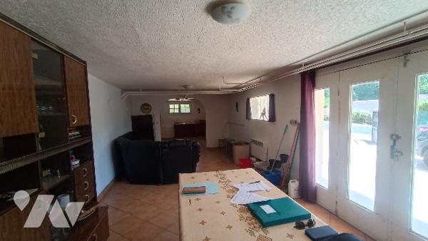 Lorrez-le-Bocage pavillon à rénover sur sous-sol total, 5 pièces, 2 garages,  817 m² de jardin clos.