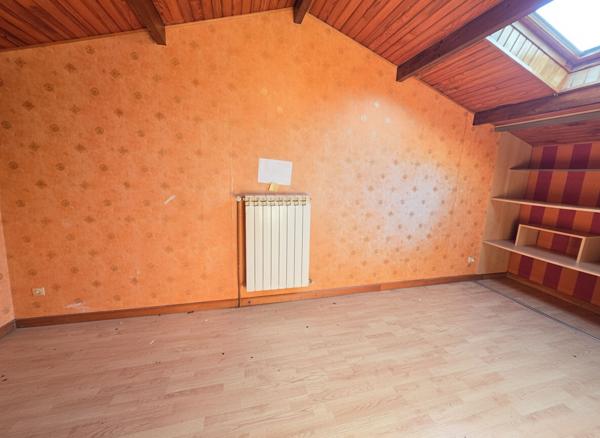 Maison 3 chambres avec véranda, insert et atelier - Pompe à chaleur neuve - Terrain clos et arboré