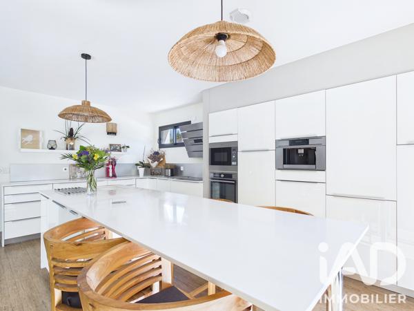 Maison à vendre 6 pièces 254 m² Saint-Julien-les-Villas