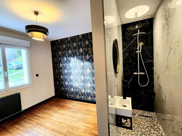 Les Andelys - Maison refaite à neuf de 75 m2 - 2/3 chambres + garage et bâtiment sur 2.109 m2 de terrain - Prix 242.000