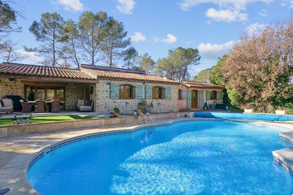 Charmante villa de plain-pied avec piscine.