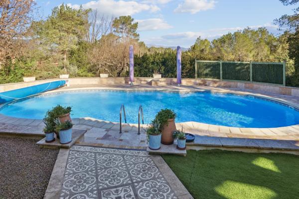 Charmante villa de plain-pied avec piscine.