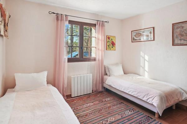 Charmante villa de plain-pied avec piscine.