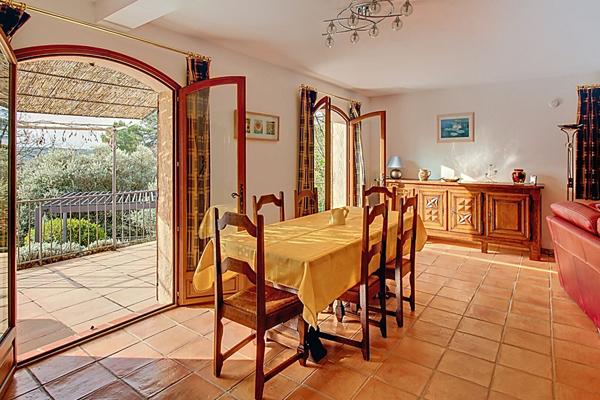 A VENDRE EN EXCLUSIVITE à LORGUES - Villa de 112m² sur un terrain de 1123m² avec PISCINE et GARAGE - VUE - AU CALME