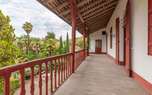 Maison à vendre    8 pièces •  Coudures