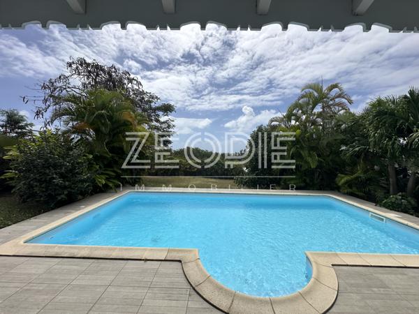 Saint-François (97118) Villa 4 chambres de 135m² environ sur un terrain de 1100 m² avec piscine.