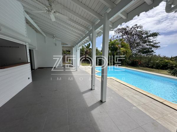 Saint-François (97118) Villa 4 chambres de 135m² environ sur un terrain de 1100 m² avec piscine.