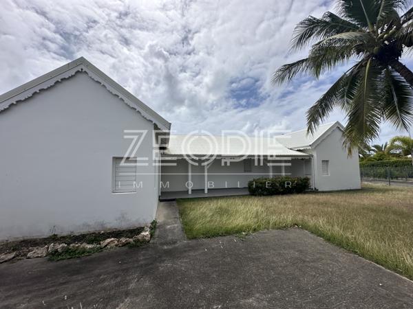 Saint-François (97118) Villa 4 chambres de 135m² environ sur un terrain de 1100 m² avec piscine.