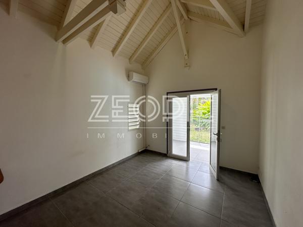 Saint-François (97118) Villa 4 chambres de 135m² environ sur un terrain de 1100 m² avec piscine.
