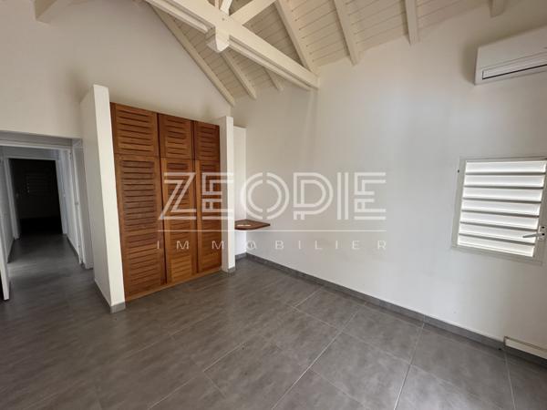 Saint-François (97118) Villa 4 chambres de 135m² environ sur un terrain de 1100 m² avec piscine.