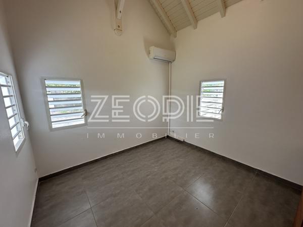 Saint-François (97118) Villa 4 chambres de 135m² environ sur un terrain de 1100 m² avec piscine.