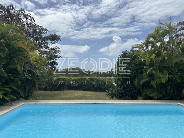 Saint-François (97118) Villa 4 chambres de 135m² environ sur un terrain de 1100 m² avec piscine.