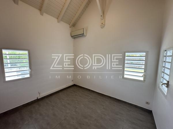 Saint-François (97118) Villa 4 chambres de 135m² environ sur un terrain de 1100 m² avec piscine.