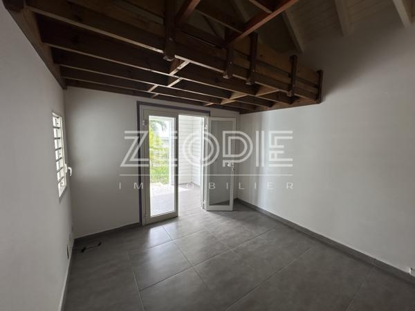 Saint-François (97118) Villa 4 chambres de 135m² environ sur un terrain de 1100 m² avec piscine.