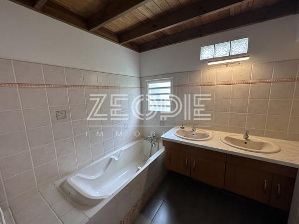 Saint-François (97118) Villa 4 chambres de 135m² environ sur un terrain de 1100 m² avec piscine.