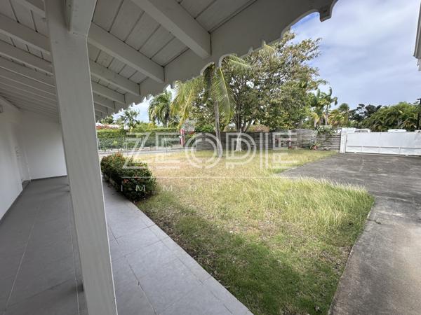 Saint-François (97118) Villa 4 chambres de 135m² environ sur un terrain de 1100 m² avec piscine.