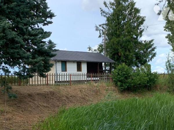 Terrain sur lequel existe un chalet de 31,33 m² habitable et une mare.