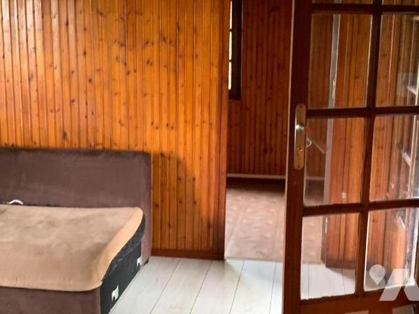 Terrain sur lequel existe un chalet de 31,33 m² habitable et une mare.