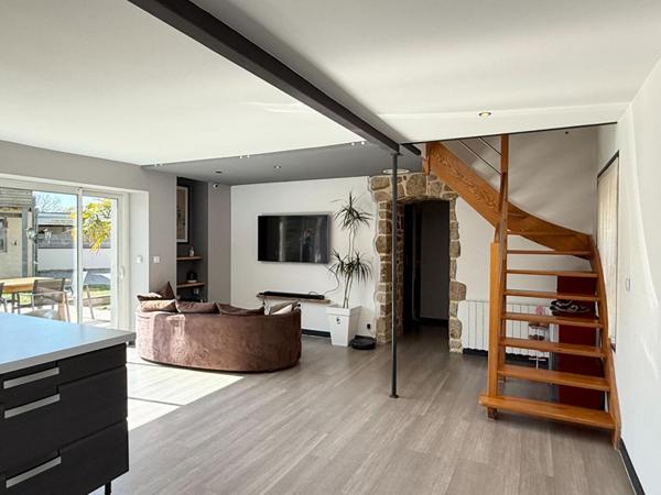 SURZUR CENTRE, Maison de 105 m² sur 375 m² de terrain, 4 chambres, Rénovation complète. À deux pas de la place de l'église