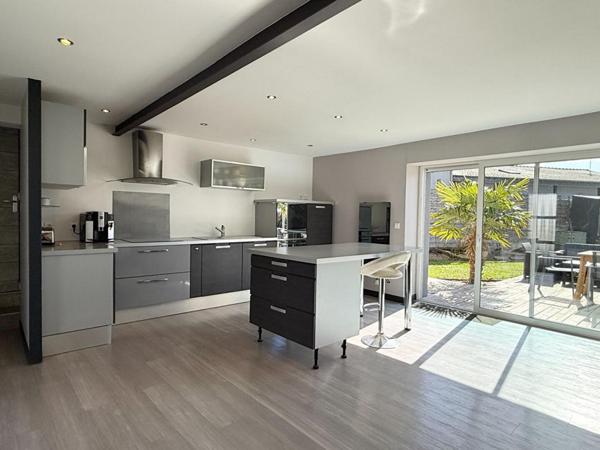 SURZUR CENTRE, Maison de 105 m² sur 375 m² de terrain, 4 chambres, Rénovation complète. À deux pas de la place de l'église