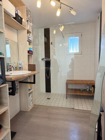 SURZUR CENTRE, Maison de 105 m² sur 375 m² de terrain, 4 chambres, Rénovation complète. À deux pas de la place de l'église