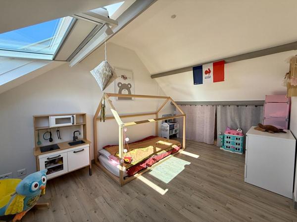 SURZUR CENTRE, Maison de 105 m² sur 375 m² de terrain, 4 chambres, Rénovation complète. À deux pas de la place de l'église