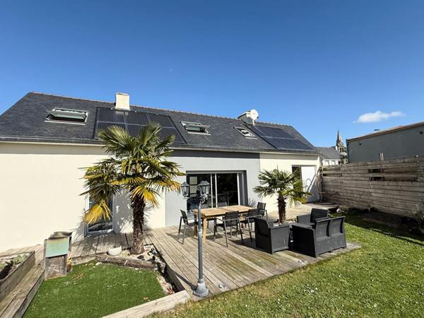 SURZUR CENTRE, Maison de 105 m² sur 375 m² de terrain, 4 chambres, Rénovation complète. À deux pas de la place de l'église