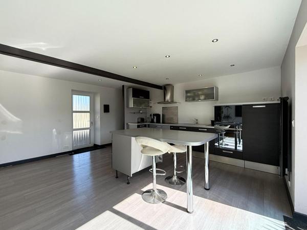 SURZUR CENTRE, Maison de 105 m² sur 375 m² de terrain, 4 chambres, Rénovation complète. À deux pas de la place de l'église