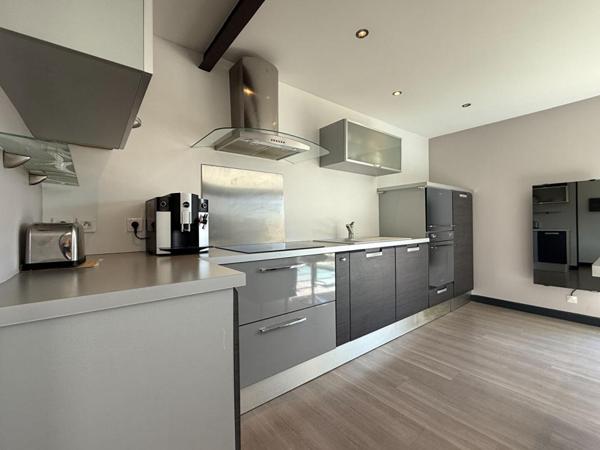 SURZUR CENTRE, Maison de 105 m² sur 375 m² de terrain, 4 chambres, Rénovation complète. À deux pas de la place de l'église