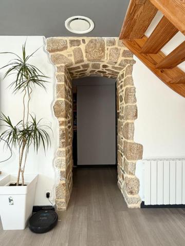 SURZUR CENTRE, Maison de 105 m² sur 375 m² de terrain, 4 chambres, Rénovation complète. À deux pas de la place de l'église