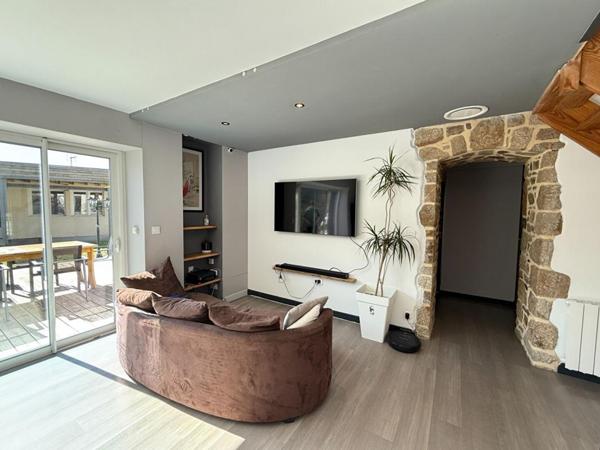 SURZUR CENTRE, Maison de 105 m² sur 375 m² de terrain, 4 chambres, Rénovation complète. À deux pas de la place de l'église