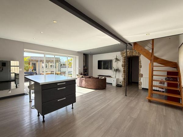 SURZUR CENTRE, Maison de 105 m² sur 375 m² de terrain, 4 chambres, Rénovation complète. À deux pas de la place de l'église