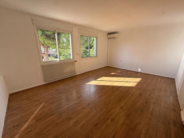 Béziers – Champs de Mars : spacieux appartement T3/T4 rénové avec vue sur parc, parking