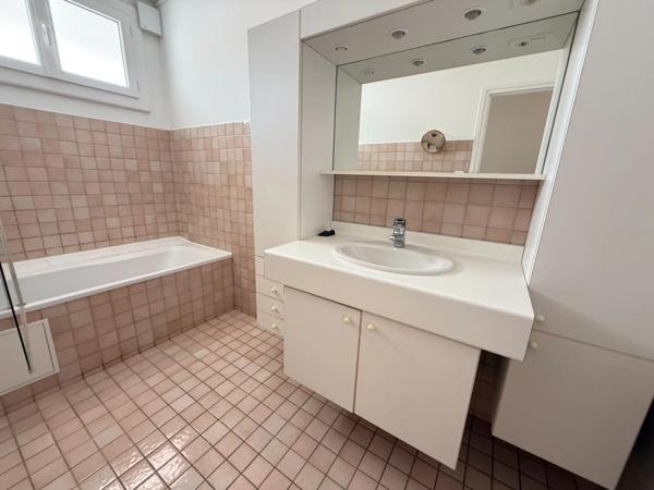 Béziers – Champs de Mars : spacieux appartement T3/T4 rénové avec vue sur parc, parking