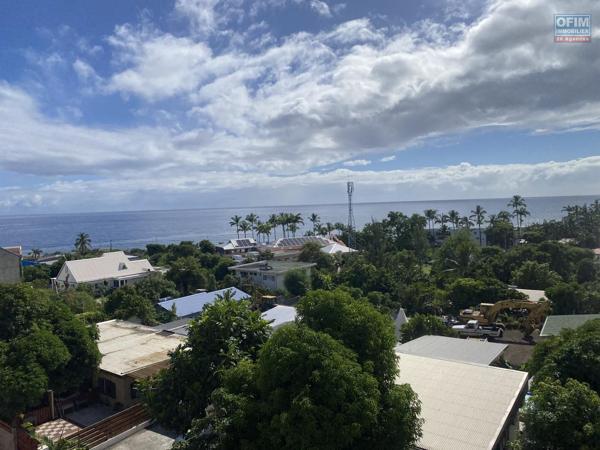 A vendre belle appartement type T3 au centre ville de la Possession avec belle vue mer et montagne .