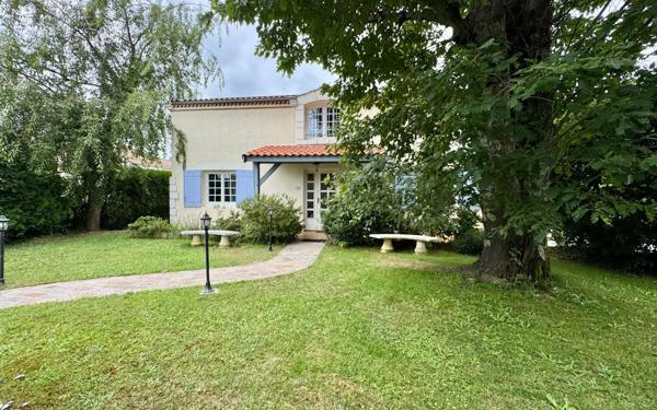 Maison à vendre    5 pièces • 196 m2 Mérignac