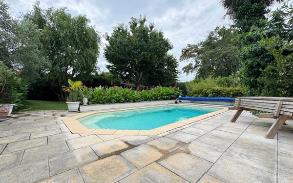 Maison à vendre    5 pièces • 196 m2 Mérignac